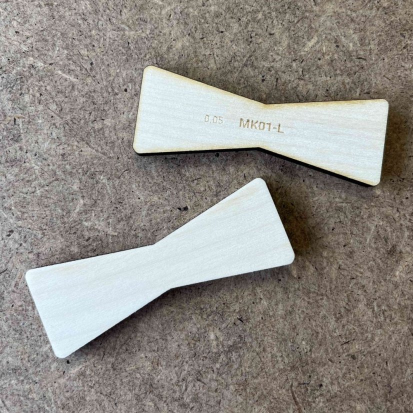 Motýlek - velikost L - dřevěná intarzie s kulatými rohy - Dřevo: Javor, Provedení rohů: Kulaté, Velikost motýlku: L - 80 x 30 mm, Tloušťka: 6 mm