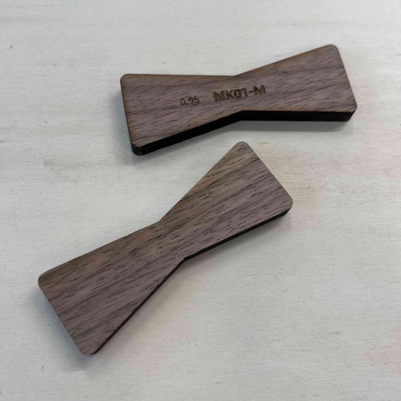 Motýlek - velikost M - dřevěná intarzie s kulatými rohy - Dřevo: Americký ořech, Provedení rohů: Kulaté, Velikost motýlku: M - 70 x 26 mm, Tloušťka: 6 mm