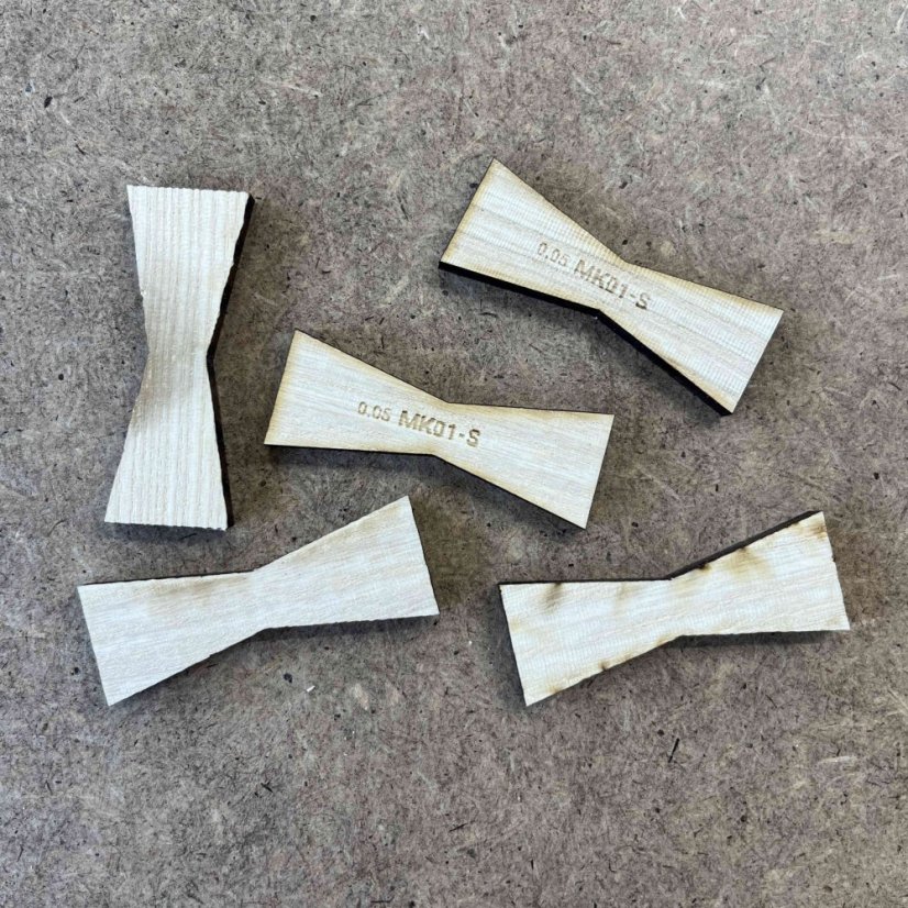 Motýlek - velikost S - dřevěná intarzie s ostrými rohy - Dřevo: Jasan, Provedení rohů: Ostré, Velikost motýlku: S - 60 x 22 mm, Tloušťka: 6 mm