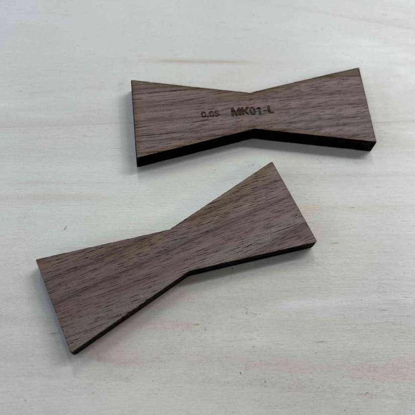 Motýlek - velikost L - dřevěná intarzie s ostrými rohy - Dřevo: Americký ořech, Provedení rohů: Ostré, Velikost motýlku: L - 80 x 30 mm, Tloušťka: 6 mm