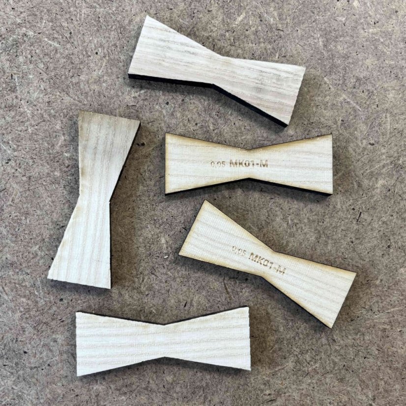 Motýlek - velikost M - dřevěná intarzie s ostrými rohy - Dřevo: Jasan, Provedení rohů: Ostré, Velikost motýlku: M - 70 x 26 mm, Tloušťka: 6 mm