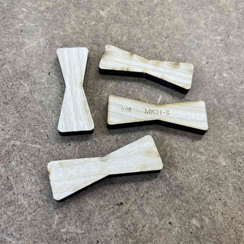 Motýlek - velikost S - dřevěná intarzie s kulatými rohy - Dřevo: Jasan, Provedení rohů: Kulaté, Velikost motýlku: S - 60 x 22 mm, Tloušťka: 6 mm