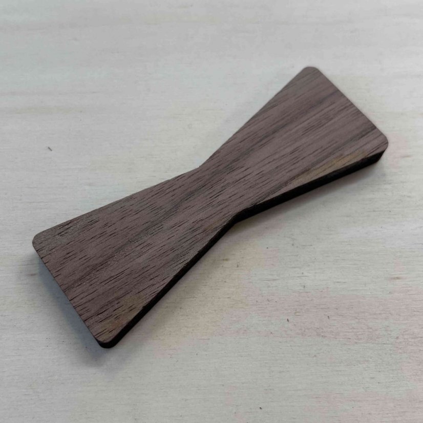 Motýlek - velikost L - dřevěná intarzie s kulatými rohy - Dřevo: Americký ořech, Provedení rohů: Kulaté, Velikost motýlku: L - 80 x 30 mm, Tloušťka: 6 mm