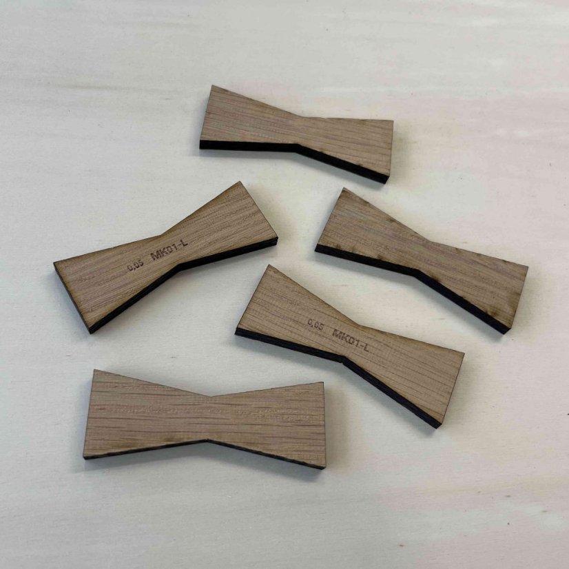 Motýlek - velikost L - dřevěná intarzie s ostrými rohy - Dřevo: Dub, Provedení rohů: Ostré, Velikost motýlku: L - 80 x 30 mm, Tloušťka: 6 mm