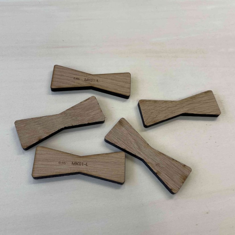 Motýlek - velikost L - dřevěná intarzie s kulatými rohy - Dřevo: Dub, Provedení rohů: Kulaté, Velikost motýlku: L - 80 x 30 mm, Tloušťka: 6 mm