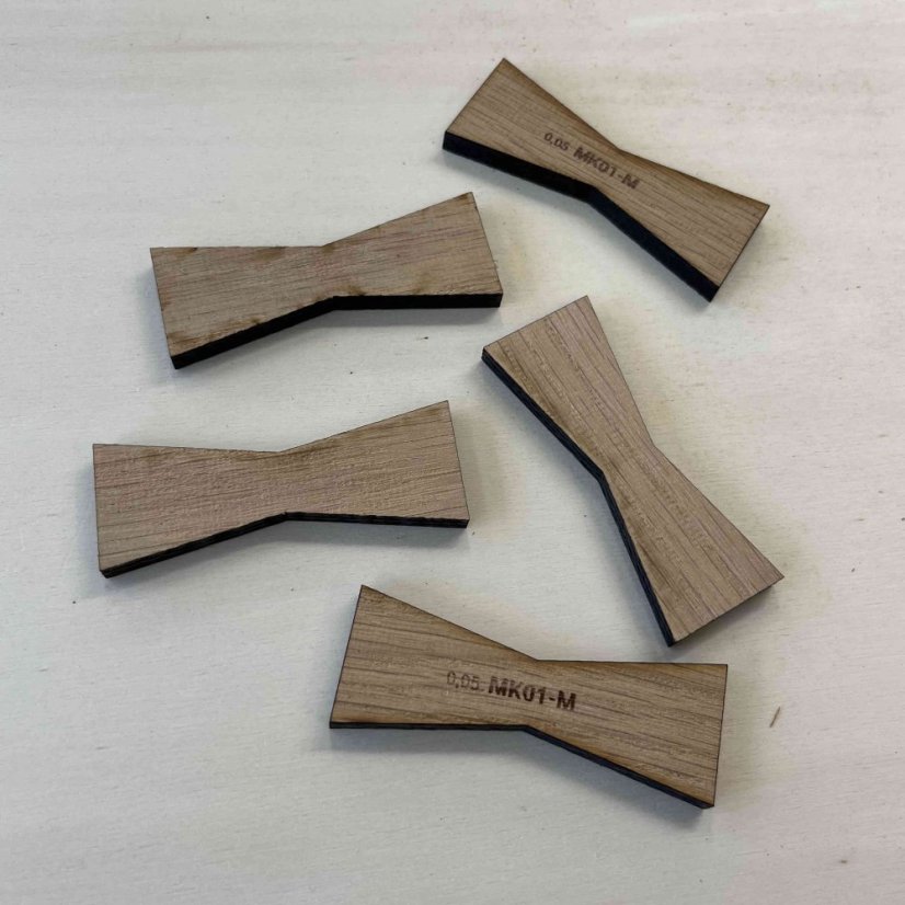 Motýlek - velikost M - dřevěná intarzie s ostrými rohy - Dřevo: Dub, Provedení rohů: Ostré, Velikost motýlku: M - 70 x 26 mm, Tloušťka: 6 mm