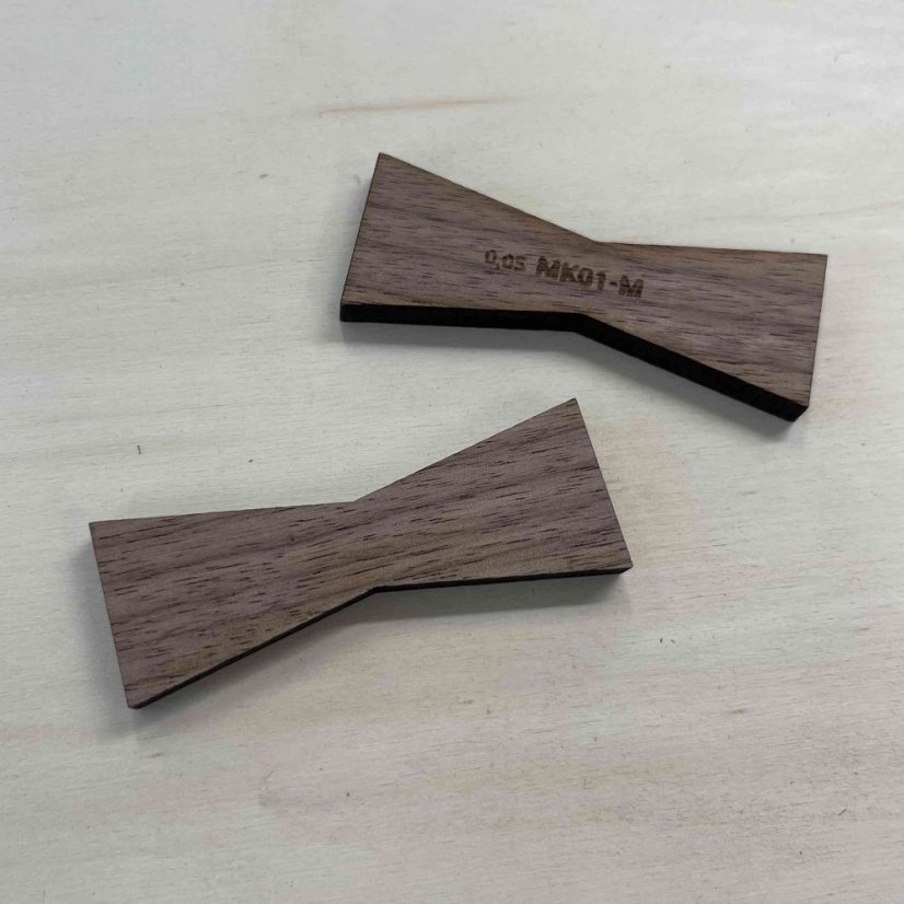 Motýlek - velikost M - dřevěná intarzie s ostrými rohy - Dřevo: Americký ořech, Provedení rohů: Ostré, Velikost motýlku: M - 70 x 26 mm, Tloušťka: 6 mm