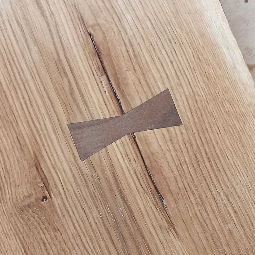 Motýlek - velikost M - dřevěná intarzie s ostrými rohy - Dřevo: Dub, Provedení rohů: Ostré, Velikost motýlku: M - 70 x 26 mm, Tloušťka: 6 mm