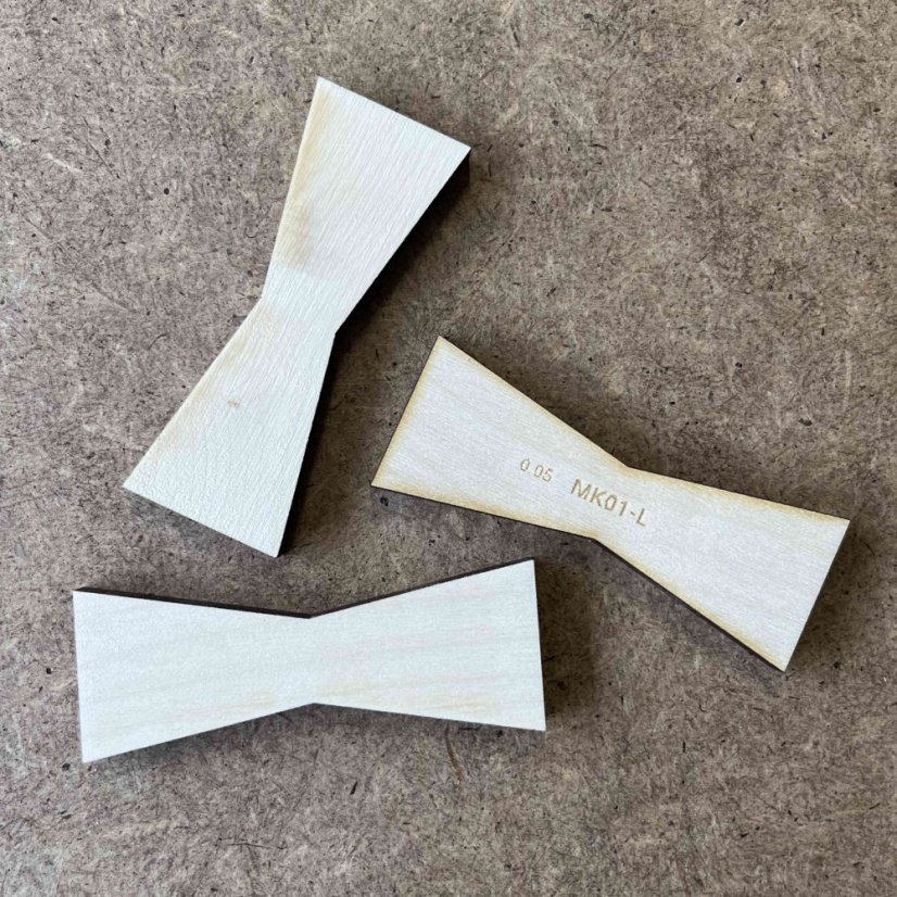 Motýlek - velikost L - dřevěná intarzie s ostrými rohy - Dřevo: Javor, Provedení rohů: Ostré, Velikost motýlku: L - 80 x 30 mm, Tloušťka: 6 mm