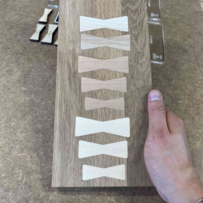 Motýlek - velikost L - dřevěná intarzie s kulatými rohy - Dřevo: Jasan, Provedení rohů: Kulaté, Velikost motýlku: L - 80 x 30 mm, Tloušťka: 6 mm