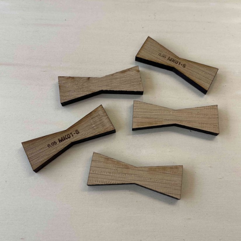 Motýlek - velikost S - dřevěná intarzie s ostrými rohy - Dřevo: Dub, Provedení rohů: Ostré, Velikost motýlku: S - 60 x 22 mm, Tloušťka: 6 mm