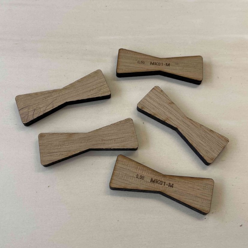 Motýlek - velikost M - dřevěná intarzie s kulatými rohy - Dřevo: Dub, Provedení rohů: Kulaté, Velikost motýlku: M - 70 x 26 mm, Tloušťka: 6 mm